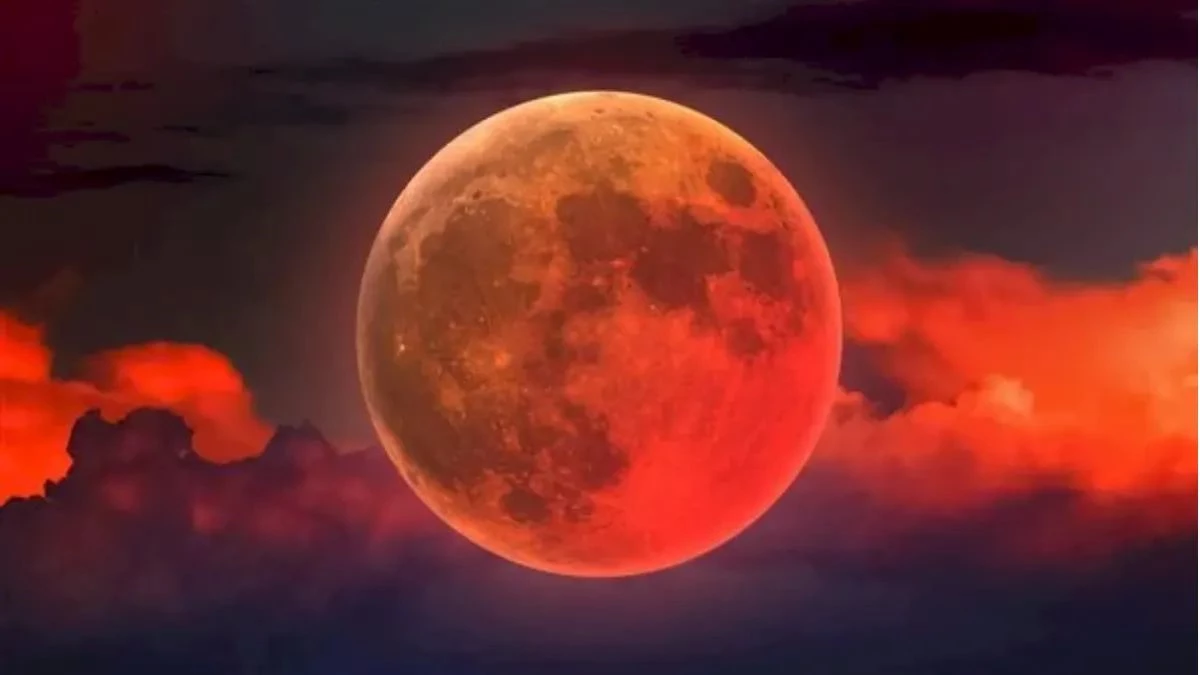 Total Lunar Eclipse: आज दिखेगा साल का आखिरी चंद्र ग्रहण, बिना टेलिस्कोप देख सकते हैं ब्लड मून
