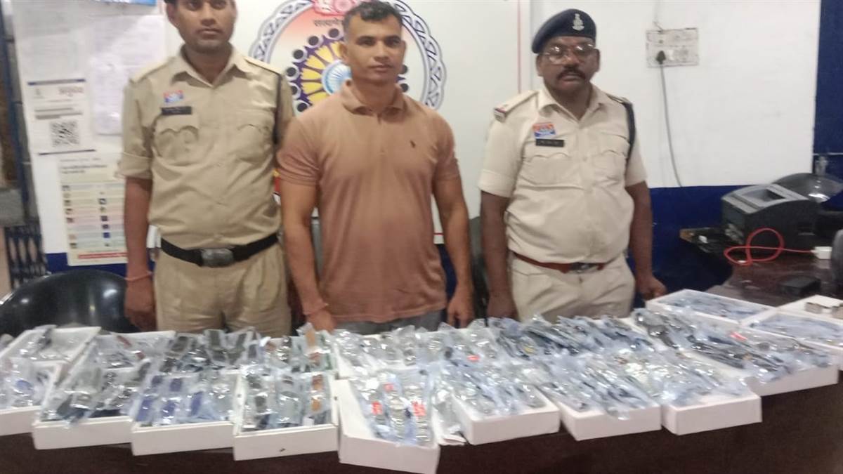 छत्तीसगढ़ में कॉपीराइट के उल्लंघन पर कार्रवाई , नकली टाइटन-फास्ट्रैक घड़ियां बेचने वाला दुकानदार गिरफ्तार