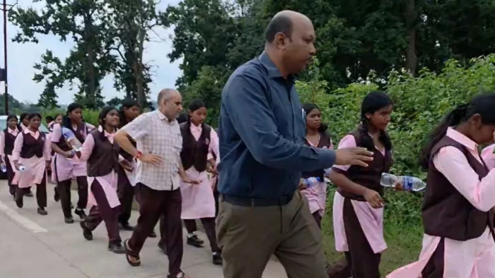 अंबिकापुर में एकलव्य विद्यालय की छात्राओं का फूटा गुस्सा, 20km पैदल चलकर पहुंचीं कलेक्ट्रेट; भागते-भागते पहुंचे असिस्टेंट कमिश्नर