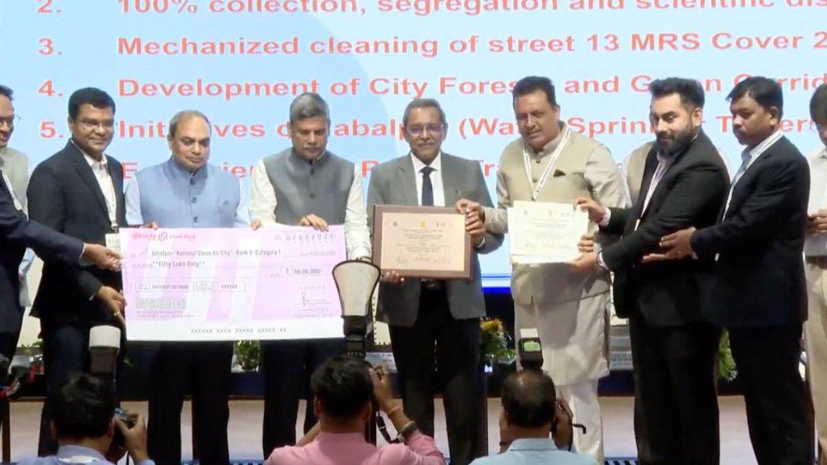 स्वच्छ वायु सर्वेक्षण में जबलपुर तीसरे नंबर पर, दिल्ली में महापौर और निगमायुक्त को मिला राष्ट्रीय सम्मान, 130 शहरों के बीच हुआ सर्वेक्षण