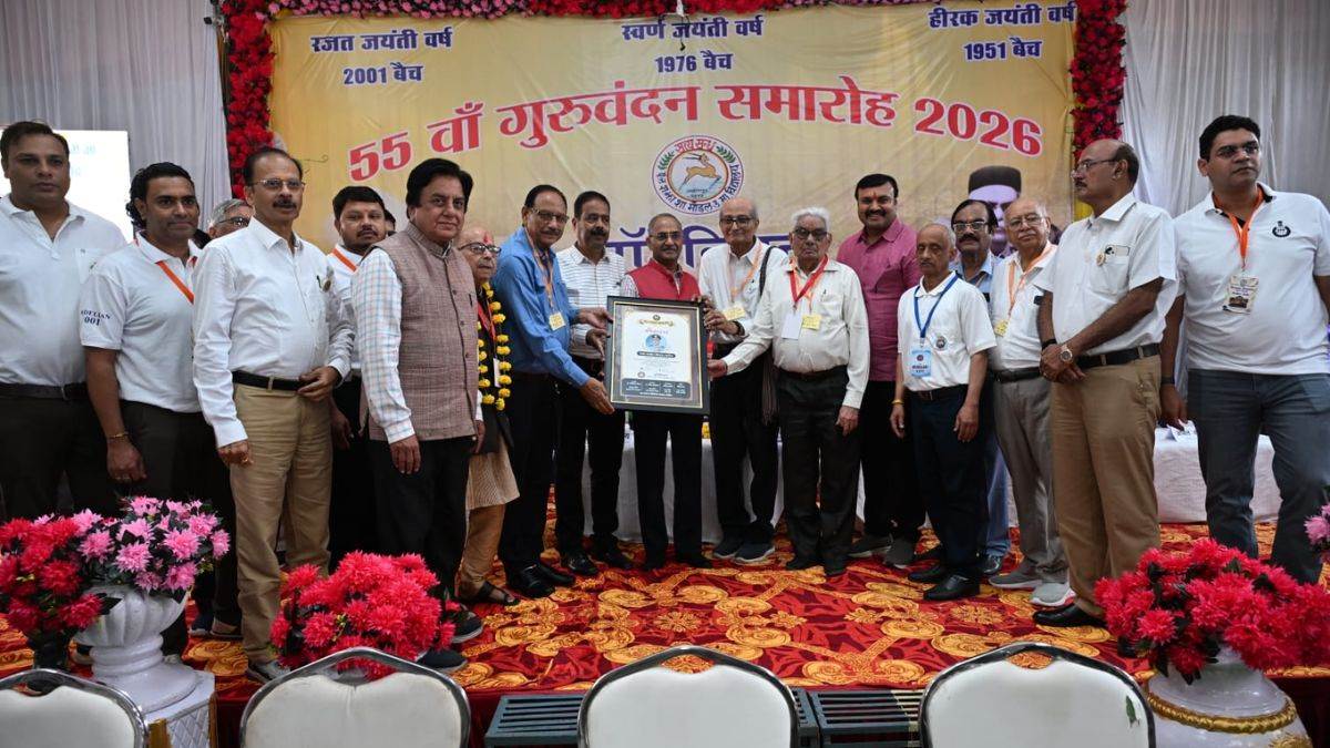 जबलपुर में 47 साल बाद फिर सजी यादों की महफिल, स्कूल के आंगन में फिर लौटे मॉडलियन, गुरुओं को किया नमन