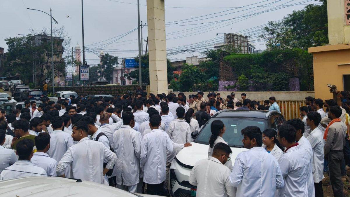 इंटर्न डॉक्टरों का भोपाल में हल्लाबोल, हमीदिया से CM निवास तक निकाला पैदल मार्च; बोले- 14,337 नहीं 30 हजार चाहिए स्टाइपेंड