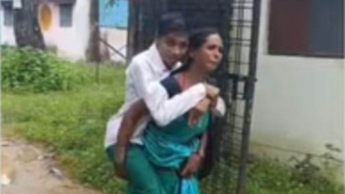मां के कंधों पर बेटे के सपनों का बोझः शहडोल में रोज दिव्यांग बेटे को 10 किमी का सफर तयकर स्कूल पहुंचा रही मां