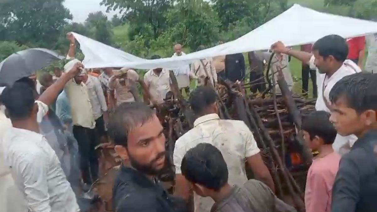 शिवपुरी में प्रशासनिक दावों की पोल: बारिश के बीच तिरपाल के नीचे करने पड़े अंतिम संस्कार के लिए मजबूर हुए ग्रामीण