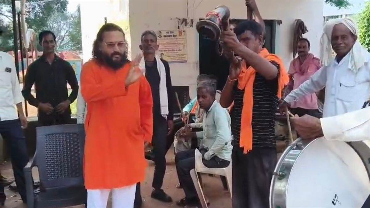 सागर हादसे के बाद शिवपुरी के सरपंच की अनोखी पहल... ढपला-रंगसिंघा बजवाकर की शराब न पीने की अपील