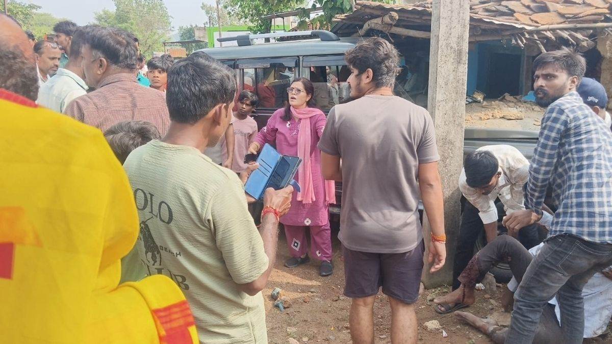 उमरिया में तेज रफ्तार बोलेरो किराना दुकान में घुसी, ग्रामीण की मौत; आसपास के लोग भी चपेट में आए