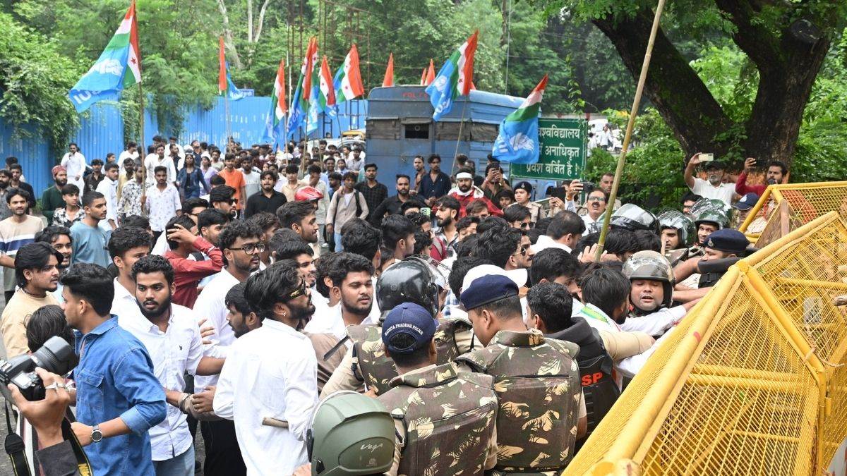 जबलपुर के रादुवि में छात्रों पर चला वाटर कैनन, बैरिकेडिंग फांद रहे छात्र हिरासत में; पुलिस से झड़प
