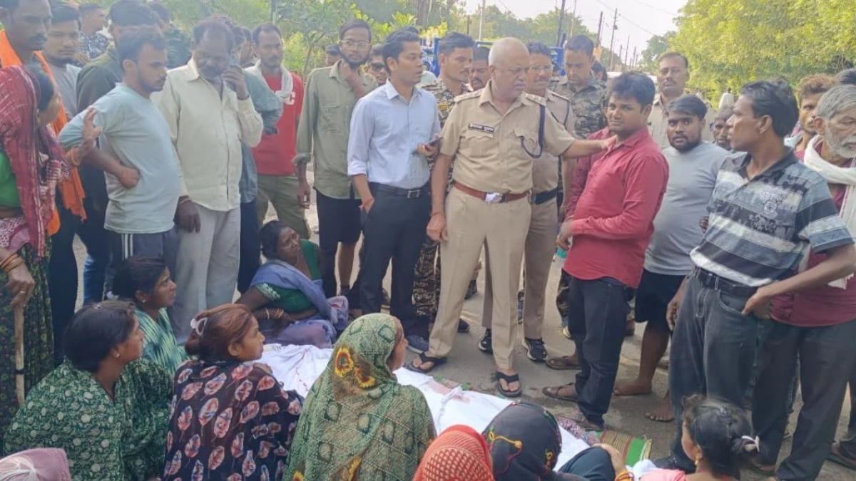 शराब पार्टी में युवक को मारी गोली, दिल्ली में इलाज के दौरान मौत; परिजनों ने कलेक्टर बंगले के सामने लगाया जाम