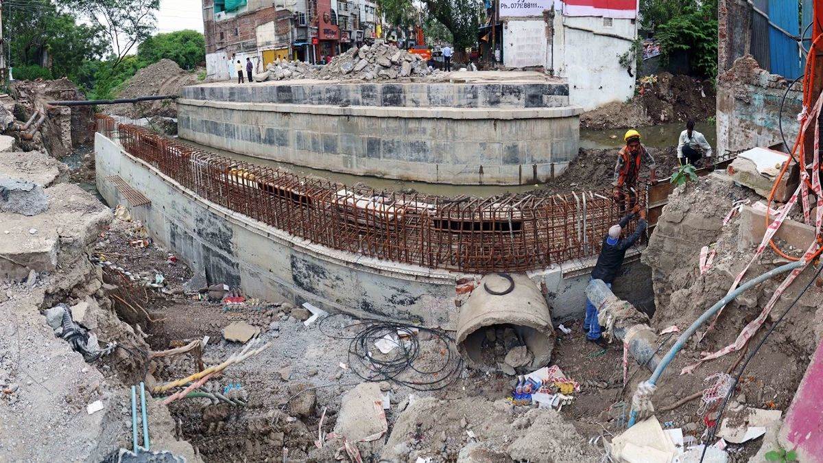 भोपाल के बाद इंदौर में बड़ी लापरवाही,  ब्रिज निर्माण में खुली इंजीनियरिंग की पोल,  36 घंटे में बना तलाब