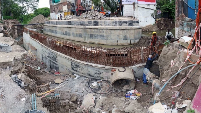भोपाल के बाद इंदौर में बड़ी लापरवाही, ब्रिज निर्माण में खुली इंजीनियरिंग की पोल, 36 घंटे में बना तलाब