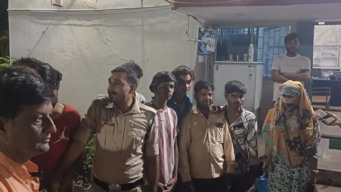 Bhopal: मदद के नाम पर महिला को प्रेमजाल में फंसाया, भगा कर ले जाने की थी तैयारी, बजरंग दल-विहिप ने बस से दबोचा