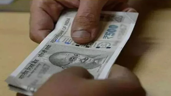 मंदसौर जिले में प्रधानमंत्री आवास के लिए 6 हजार की रिश्वत लेते पकड़ा गया कम्प्यूटर ऑपरेटर