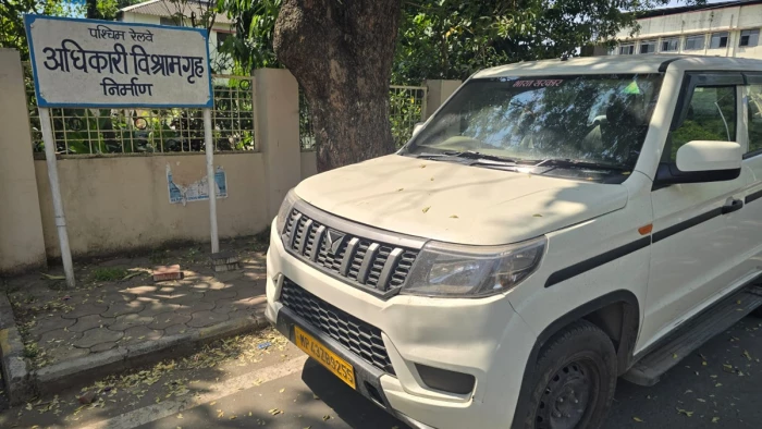 रतलाम में रेलवे स्टेशन के बाहर खड़ी कार में मिला ड्राइवर का शव, सल्फास के तीन पाउच मिले