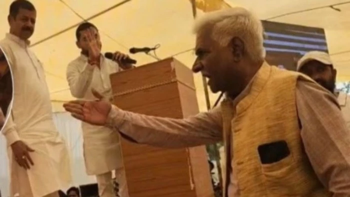 मैहर में कार्यक्रम के दौरान नहीं मिली मंच पर जगह, भड़के पार्टी जिला संयोजक ने कहे आपत्तिजनक शब्द