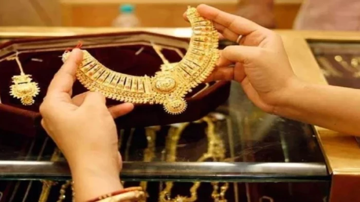 नकली सोने के जेवर गिरवी रखकर ज्वेलर्स से 3.90 लाख ठगे, वॉट्सएप ग्रुप के मैसेज से खुला राज