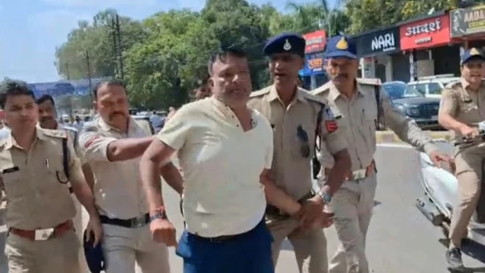 छिंदवाड़ा में सेवा ज्योति यात्रा कार्यक्रम में हंगामा, शराबी युवक ने एलईडी स्क्रीन पर टैबलेट फेंकी