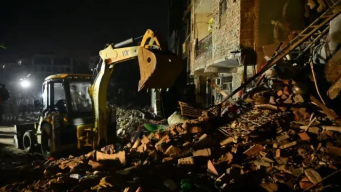 दिल्ली के सीमापुरी में 5 मंजिला अवैध मकान ढहा! 3 लोगों की मौत, अबतक 11 लोगों का हुआ रेस्क्यू