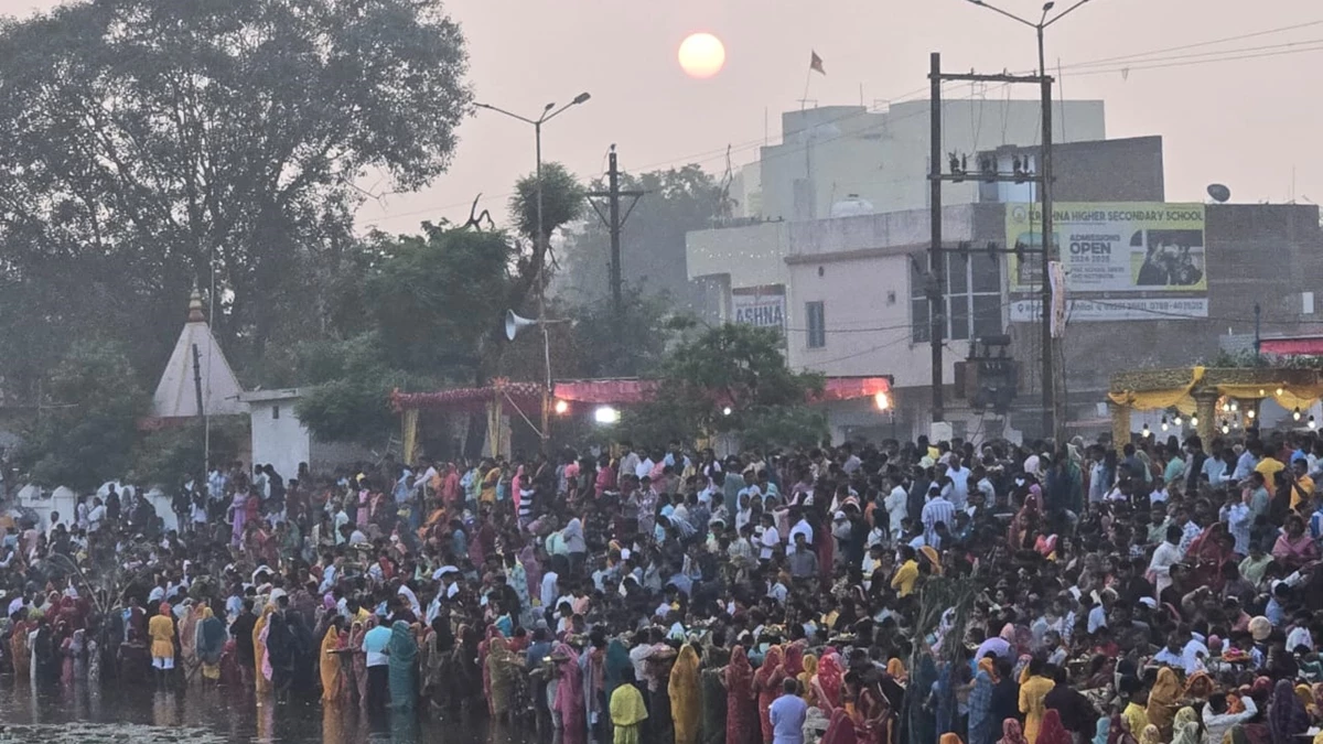 Chhatha Puja: छत्‍तीसगढ़ में व्रती महिलाओं ने उगते सूर्य को दिया अर्घ्य, रायपुर के महादेव घाट पर उमड़ी श्रद्धालुओं की भीड़