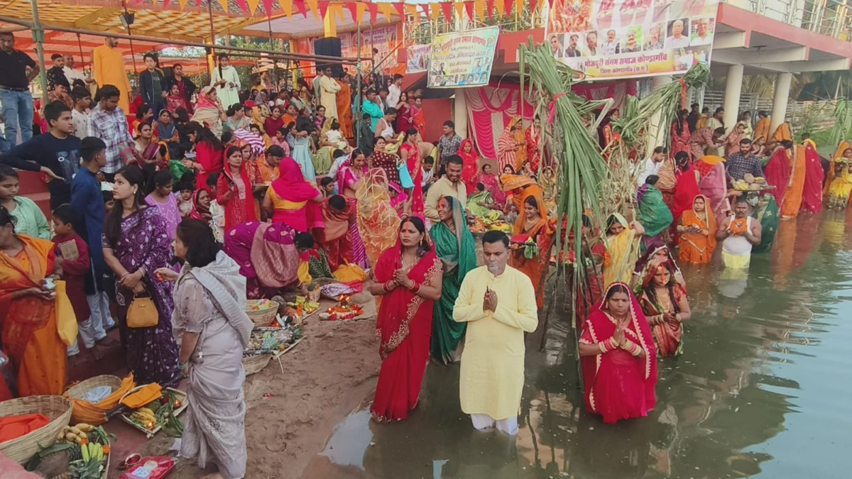 Chhatha Puja: छत्‍तीसगढ़ में व्रती महिलाओं ने डूबते सूर्य को दिया अर्घ्य, रायपुर के महादेव घाट पर उमड़ी श्रद्धालुओं की भीड़