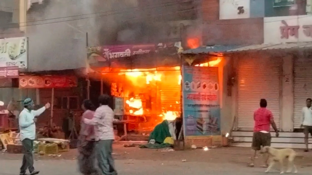 खरगोन के कसरावद में मिठाई की दुकान में लगी आग, फायर ब्रिगेड ने मशक्कत के बाद पाया काबू