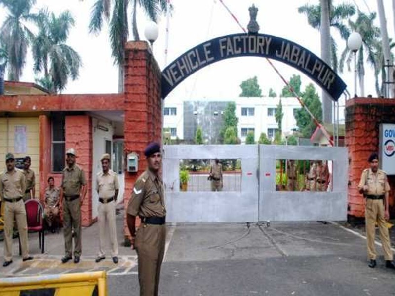 Vehicle Factory Jabalpur वीएफजे की सड़क किनारे अतिक्रमण, कार्रवाई नहीं