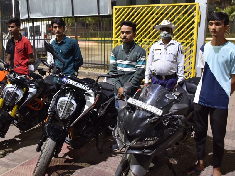 नया रायपुर में चार बाइक चालक कर रहे थे स्टंट, यातायात पुलिस ने 20 हजार जुर्माना वसूला