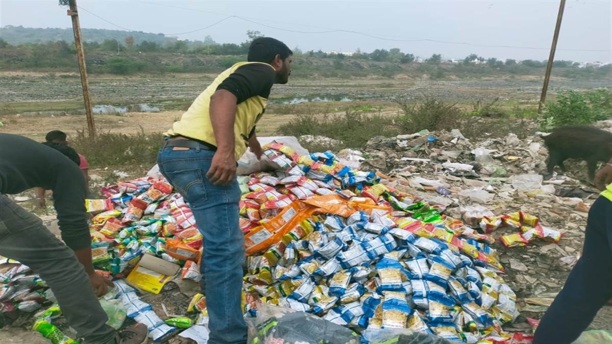 Bhopal News : कलियासोत किनारे फेंके खराब चिप्स के पैकेट, निगम ने उठवाया कचरा, तीन हजार का जुर्माना ठोका