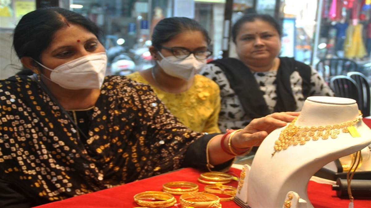 Gold Silver Price In Raipur: शादी सीजन होने से बढ़ी सोने-चांदी की कीमत, सोना इतने रुपये हुआ महंगा, जानें ताजा भाव