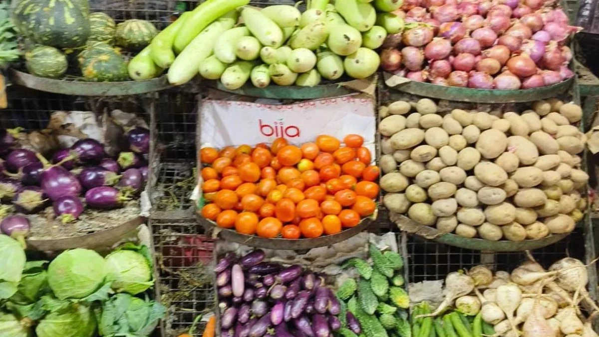 Vegetable rates: हरी सब्जियां सस्ती, लेकिन मटर खा रहा ‘भाव’... आलू और टमाटर की आवक भी कम