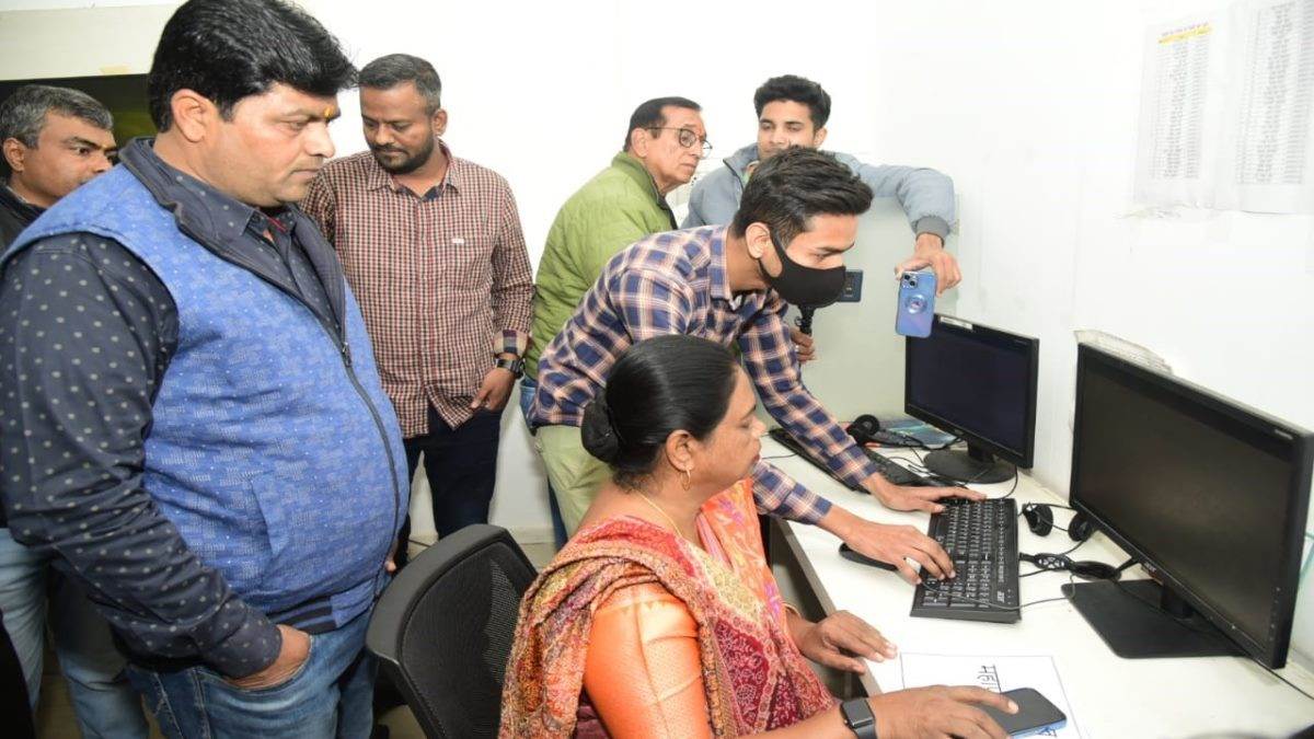 Bhopal News: स्मार्ट सिटी कार्यालय में महापौर मालती राय ने की हेल्पलाइन की  समीक्षा शिकायतकर्ताओं से किया फोन पर संवाद - Bhopal News Mayor Malti Rai  reviewed the ...