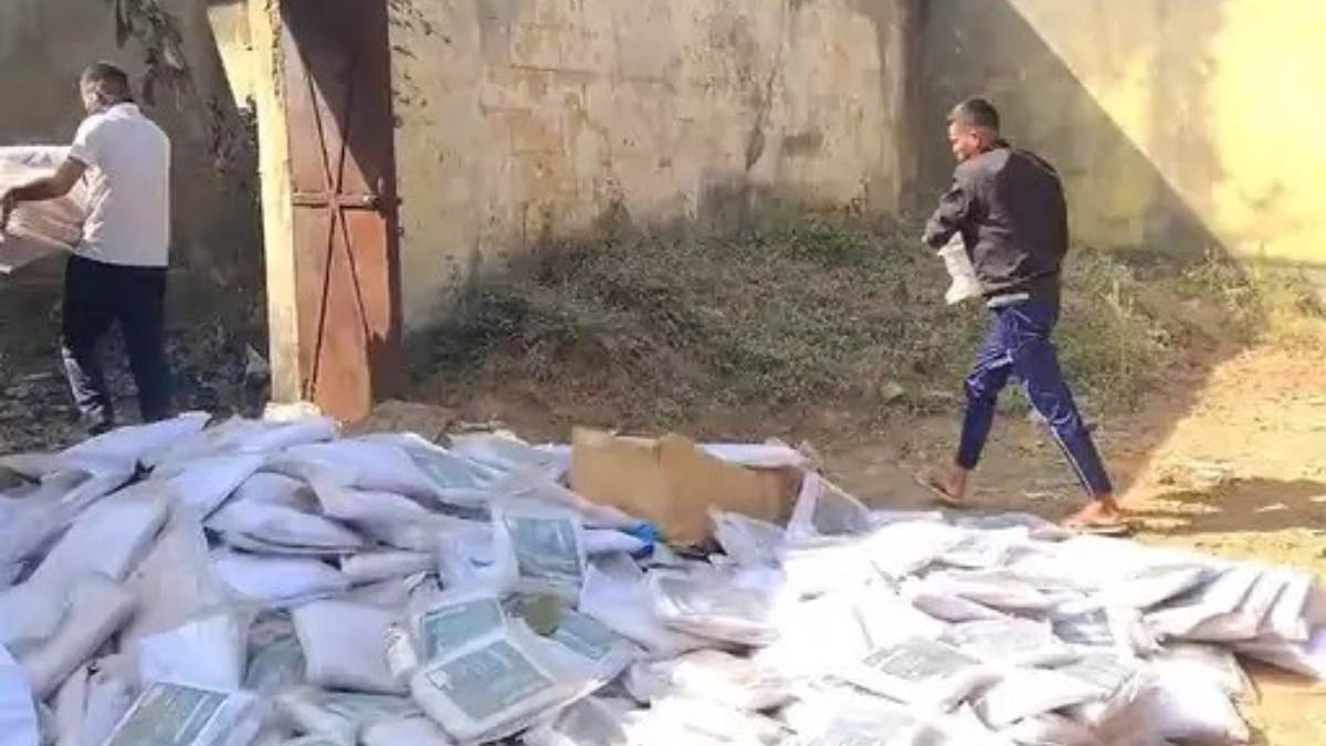 रायपुर में मेडिकल वेस्ट की बड़ी लापरवाही, पुलिस ग्राउंड हेलीपैड के पास खुले में फेंकी मिलीं सैकड़ों PPE किट