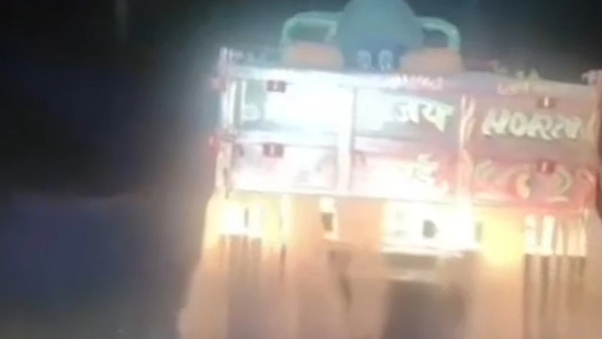 शहडोल में नायब तहसीलदार के वाहन को टक्कर मारी, चलते ट्रैक्टर से गिराई रेत