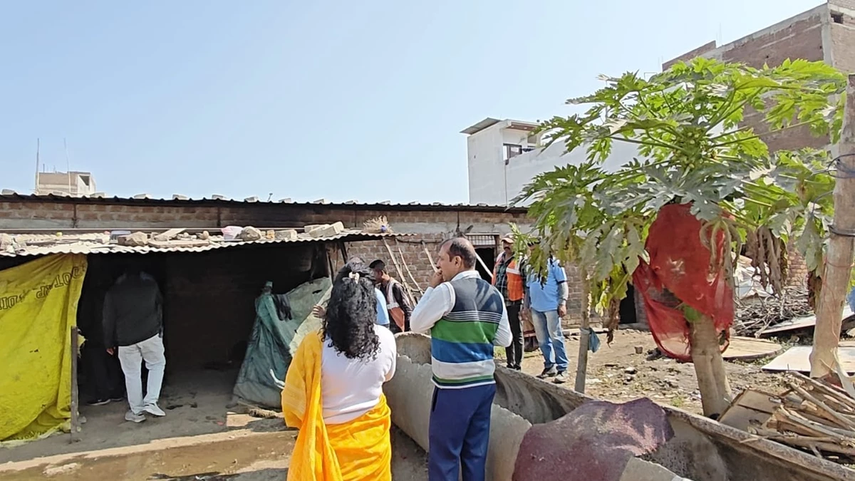 इंदौर जिला प्रशासन ने साढ़े 52 करोड़ रुपये की सरकारी जमीन से हटाया तबेला और गैरेज