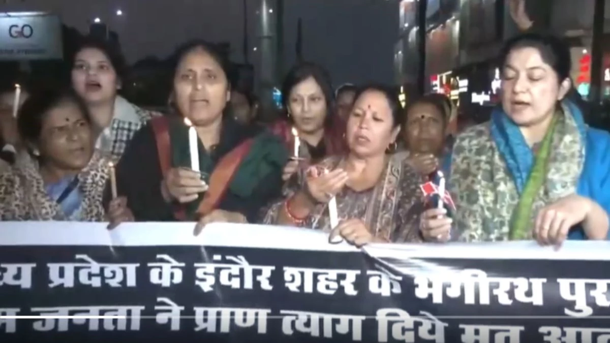 इंदौर में जहरीले पानी से हुई मौतों को लेकर BJP सरकार के खिलाफ प्रदर्शन, महिला कांग्रेस ने निकाला कैंडल मार्च