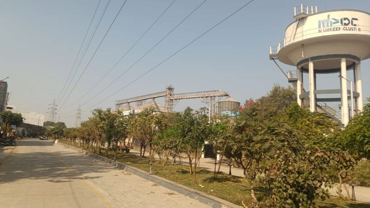 'सच्चाई छिपाकर जनता की जान जोखिम में डाली', दूषित पानी से बनी इंदौर की नमकीन? क्लस्टर में सप्लाई पर कांग्रेस के गंभीर सवाल