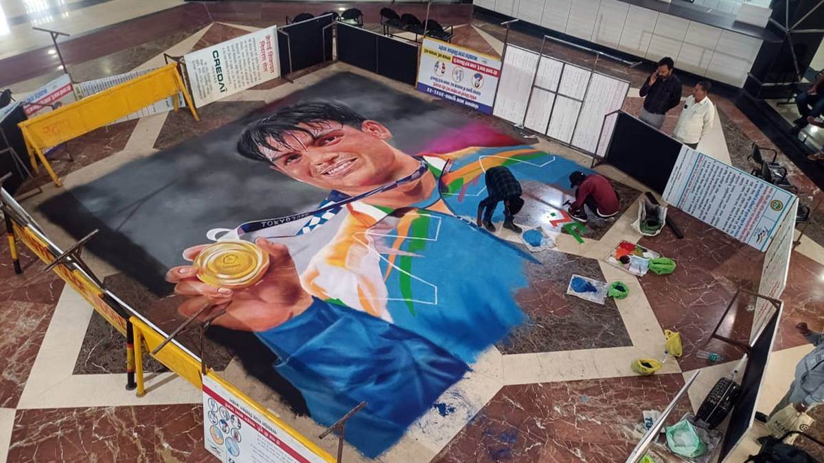 Indore News Video: 100 किलो रंगोली के उपयोग से चार दिन में बनी गोल्ड मेडलिस्ट नीरज चौपड़ा की तस्वीर