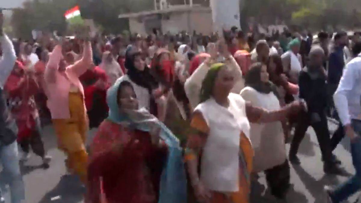 Farmers March Feb 2024: प्रदर्शनकारी किसानों को नोएडा मेें रोका, भारी ट्रैफिक जाम, जानिए क्या हैं मांगें