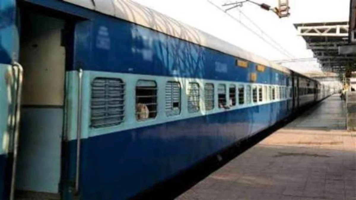 भोपाल एक्सप्रेस के छूटते ही हुआ अनाउंसमेंट, 'बी-2 कोच में आग लगी है'; डरकर बाहर भागे यात्री