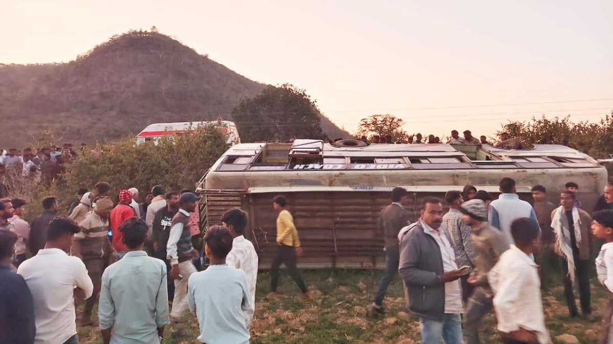 बहोरीबंद से कटनी आ रही बस अनियंत्रित होकर पलटी, 20 से अधिक घायल, दो की हालत गंभीर
