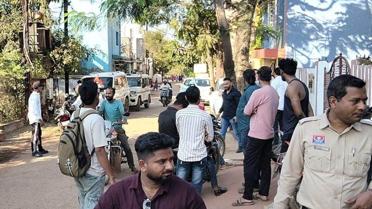 मकान में चल रही थी प्रार्थना सभा, हिंदू संगठन के लोगों ने किया विरोध, ग्रामीणों का फूटा गुस्सा