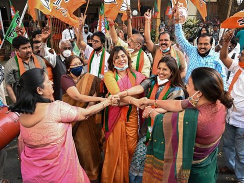 LIVE UP Election Result 2022: BJP celebrating Holi victory in 4 states  including UP PM Modi to visit party headquarters at 7 pm