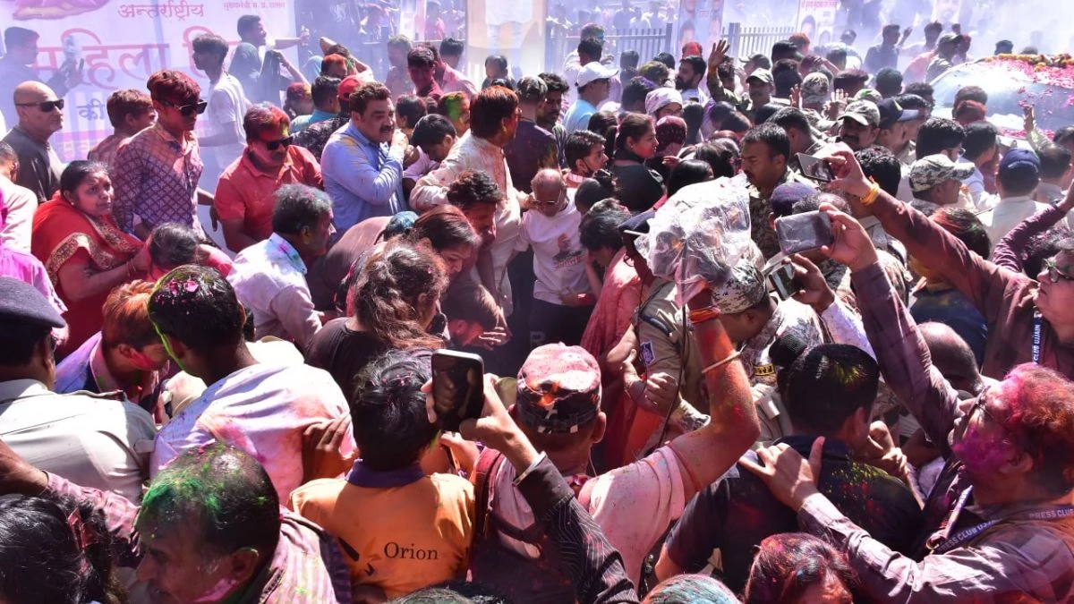 रंग पंचमी पर उज्जैन में बड़ा हादसा टला... गेर के दौरान पटाखा फटने से मची अफरातफरी, 5 घायल