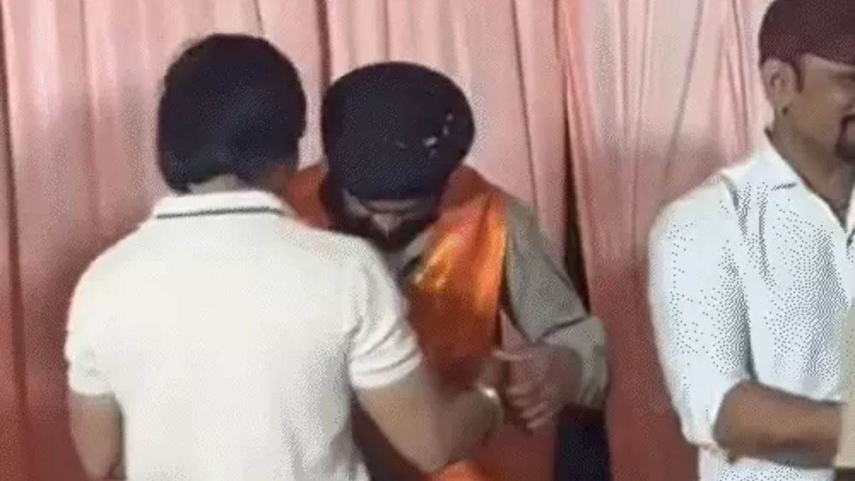 इंदौर में जन्मदिन पर अपराधियों से गुलदस्ता लेना पड़ा भारी, हेड कॉन्स्टेबल जीतू सरदार निलंबित