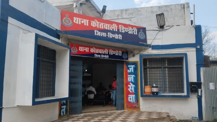 डिंडौरी में महिला स्वास्थ्य कार्यकर्ता से पहले सर्दी-खांसी की दवाई मांगी, फिर करने लगे अभद्रता