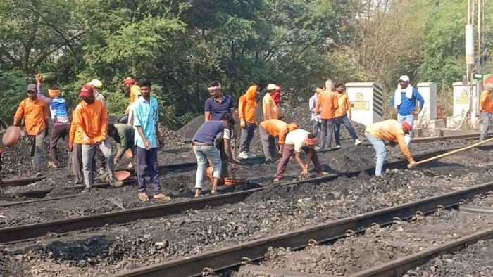 कटनी में मालगाड़ी के डिब्बे पटरी से उतरने के 24 घंटे बाद भी बहाल नहीं हो पाया रेलवे ट्रैक