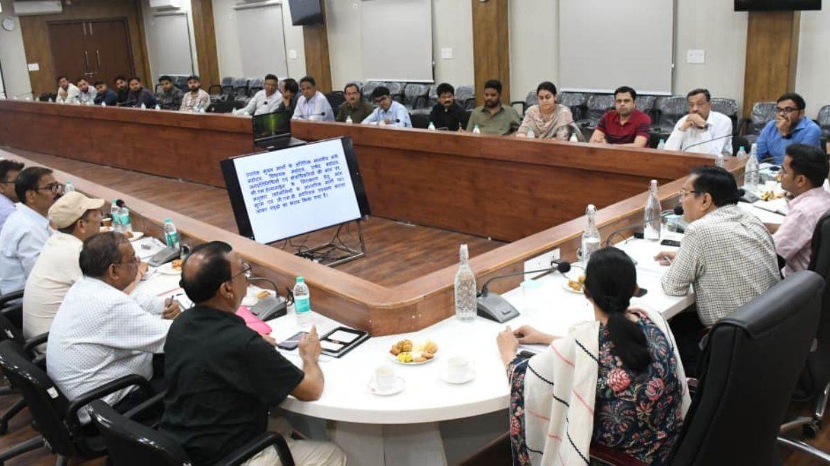 'सड़कों को लेकर ग्वालियर बदनाम... नई सीसी रोड कम से कम 50 साल चलें', Tax वसूली और क्वालिटी को लेकर दिए निर्देश