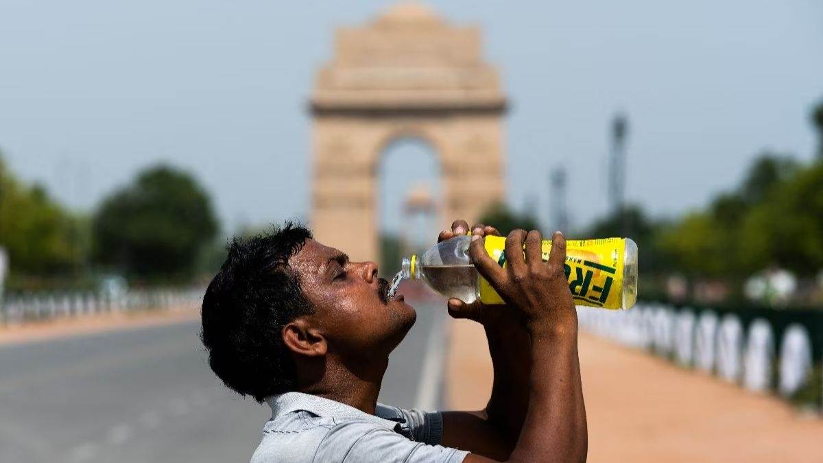 Weather Update: दिल्ली में मार्च का तापमान 35.7°C के पार; 50 साल का रिकॉर्ड टूटा, इन राज्यों में बारिश की संभावना