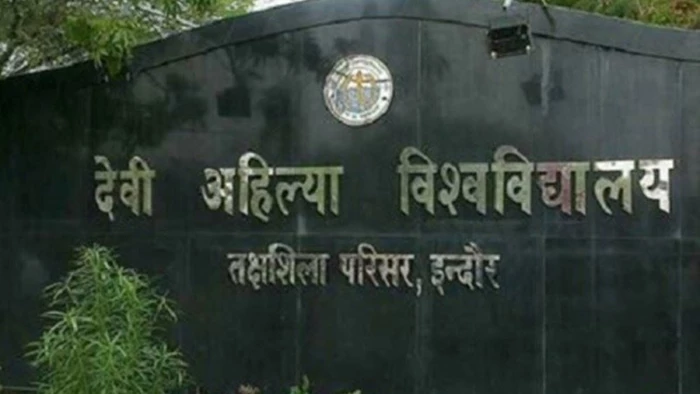इंदौर के देवी अहिल्या विश्वविद्यालय में यूजी-पीजी कोर्स की फीस पांच प्रतिशत तक बढ़ाने पर विचार