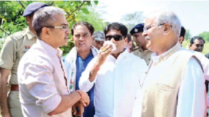 दुर्ग जिले में  5.62 एकड़ में अफीम की खेती, मचा हड़कंप तो रातभर निगरानी करती रही पुलिस, पूर्व सीएम बघेल भी देखने पहुंचे, पुलिस से भिड़े कार्यकर्ता