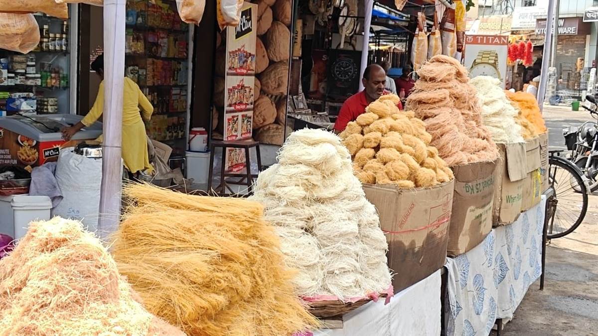 Eid al - Fitr 2024: ईद की तैयारियां शुरू, बाजार में बिक रहीं रंग-बिरंगी सेवइयां